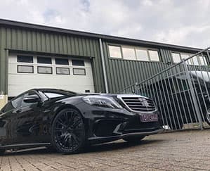 Zwarte Mercedes-AMG S-klasse voor de werkplaats van TT-CARS
