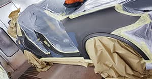 Afgeplakte auto, klaar om gespoten te worden