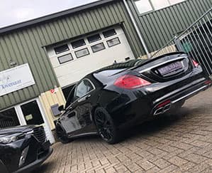 Zwarte Mercedes C-klasse voor de werkplaats