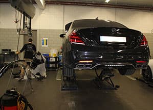 Monteur aan het werk aan een Mercedes S-klasse op de brug