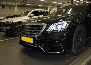Zwarte Mercedes-AMG S-klasse in de werkplaats